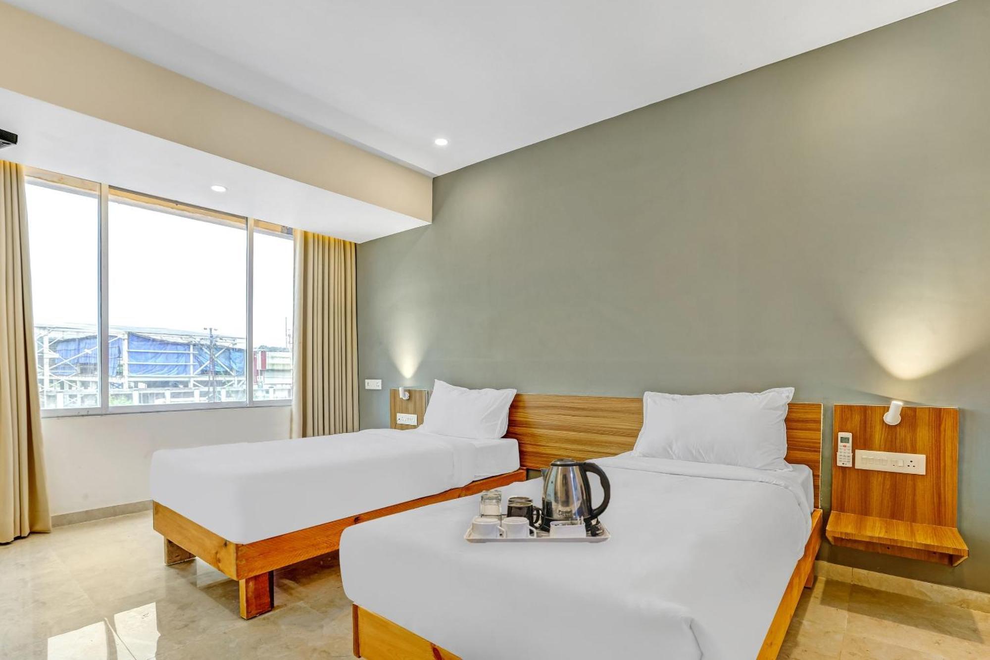 Townhouse Somani Hotel Apta ภายนอก รูปภาพ