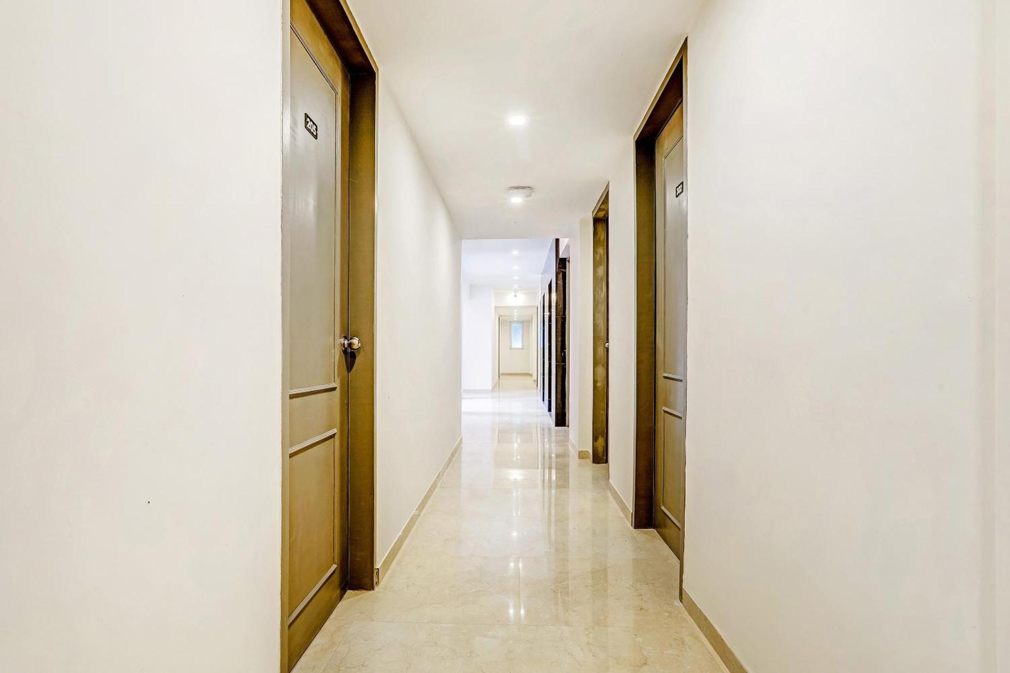 Townhouse Somani Hotel Apta ภายนอก รูปภาพ