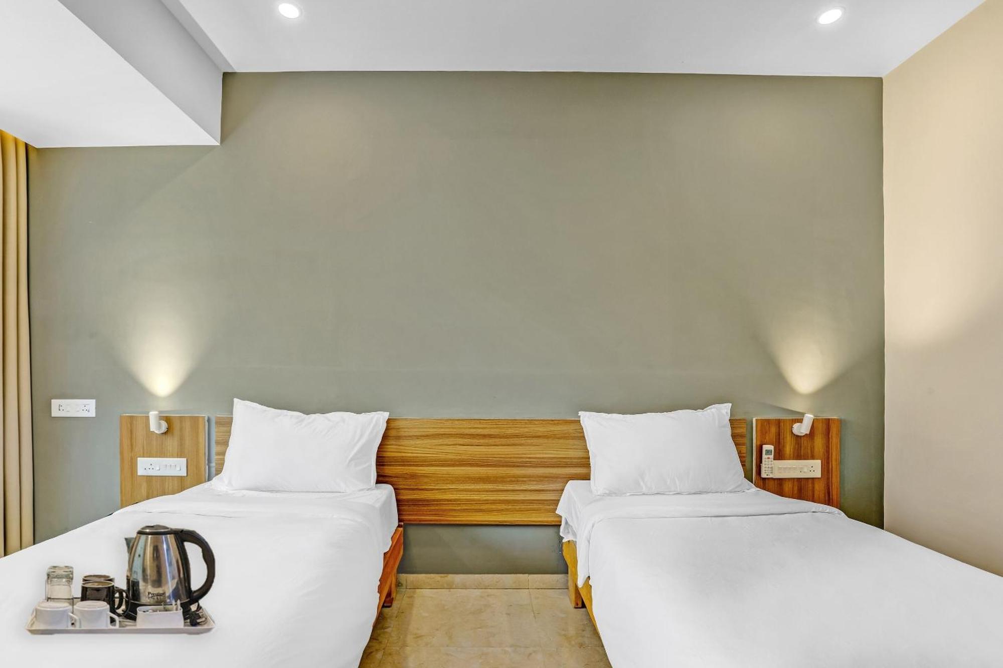 Townhouse Somani Hotel Apta ภายนอก รูปภาพ