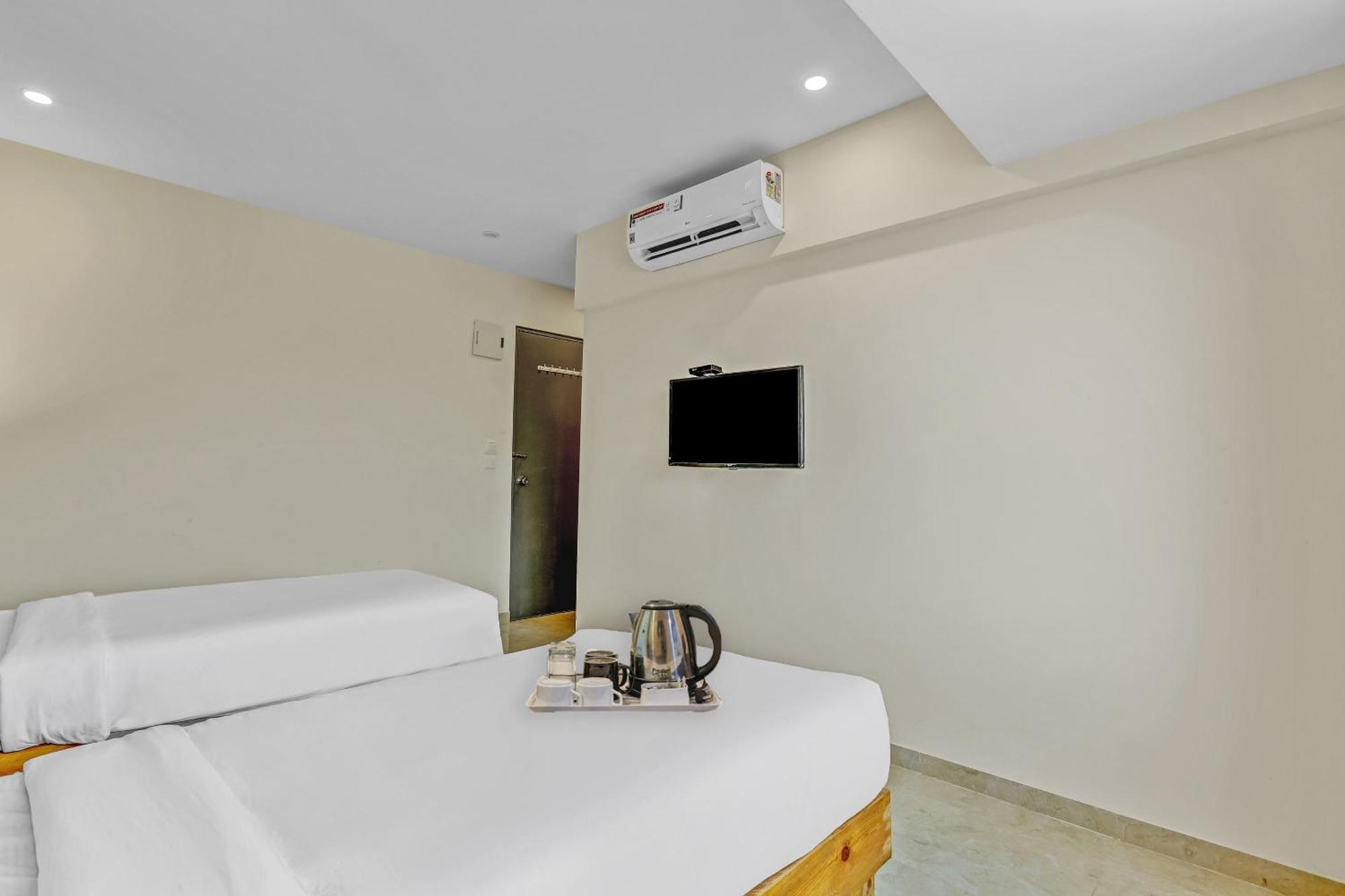 Townhouse Somani Hotel Apta ภายนอก รูปภาพ