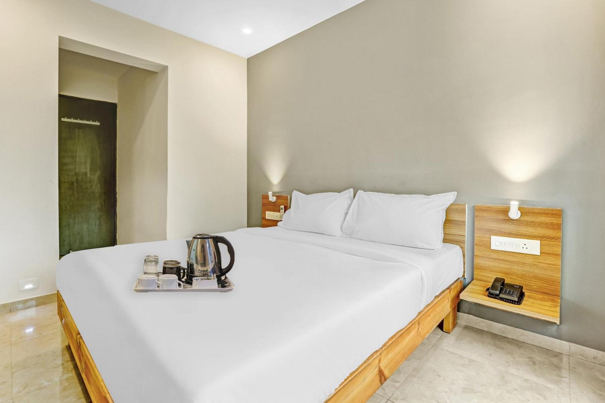Townhouse Somani Hotel Apta ภายนอก รูปภาพ