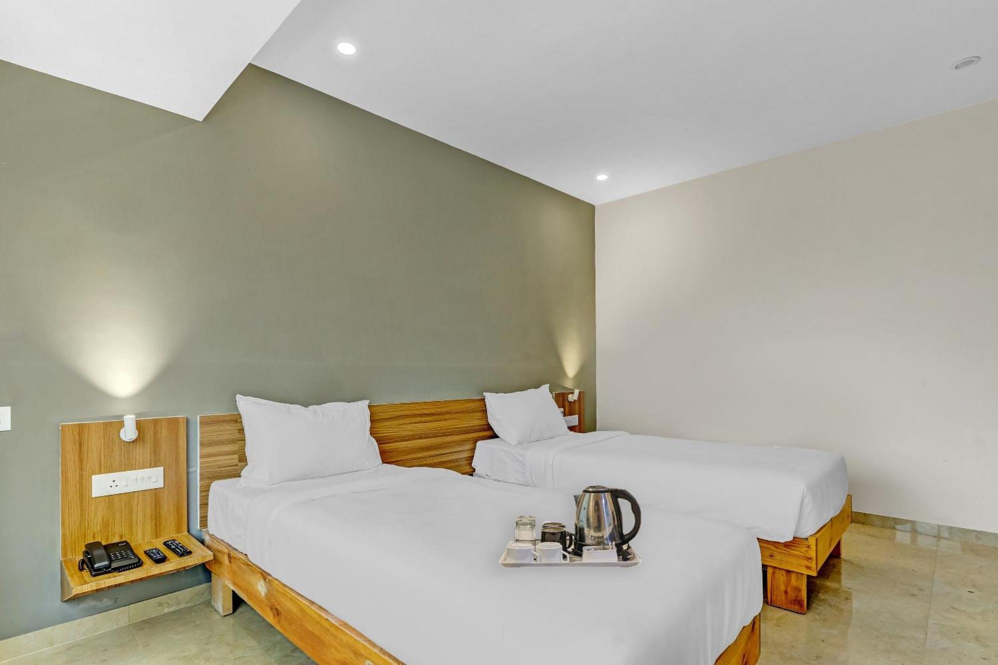 Townhouse Somani Hotel Apta ภายนอก รูปภาพ